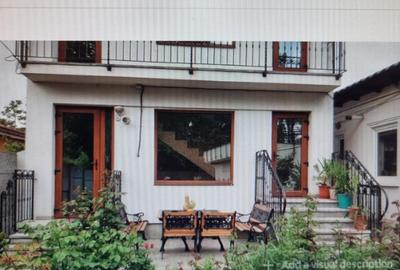 Apartament cu 3 camere semidecomandat în Palazu Mare