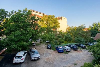 Apartament cu 3 camere decomandat în Medicină
