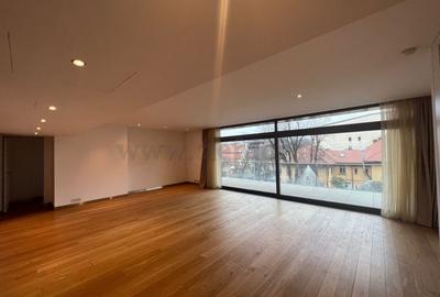 Apartament cu 4 camere semidecomandat în Kiseleff