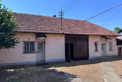 Casă cu 2 camere cu Teren 3400 Mp în Central