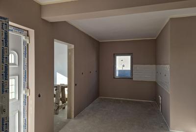 Casă cu 4 camere cu Teren 244 Mp în Est - 6