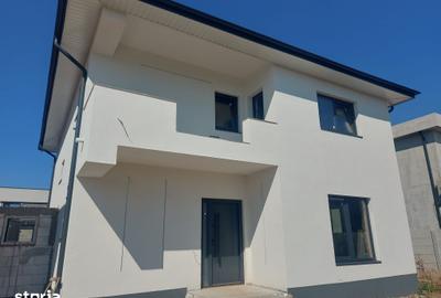 Casă cu 4 camere decomandat cu Teren 394 Mp în Berceni