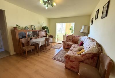 Apartament cu 3 camere semidecomandat, mobilat în Dâmbovița