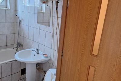 Apartament cu 3 camere semidecomandat în Sud