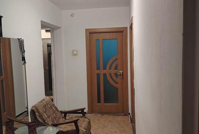 Apartament cu 3 camere decomandat în Cornișa