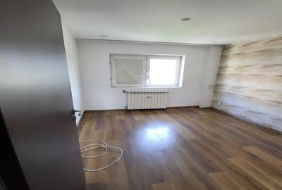 Apartament cu 3 camere decomandat în Decebal