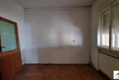 Casă cu 3 camere în Titulescu