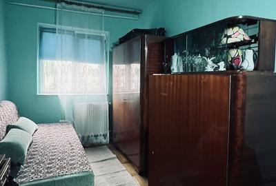 Apartament cu 3 camere decomandat în Aradului