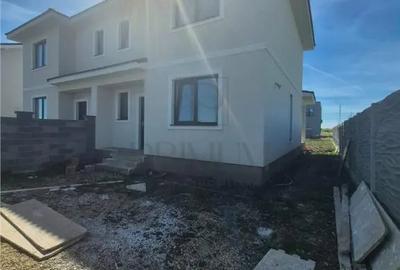 Casă cu 4 camere cu Canalizare în Moșnița Nouă