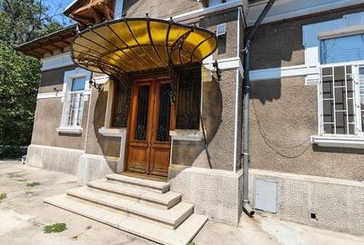 Casă individuală cu 7 camere cu Canalizare în Moșilor