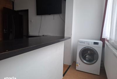 Apartament cu 3 camere semidecomandat în Podu Roș
