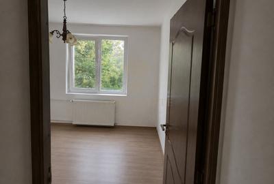 Apartament cu 3 camere semidecomandat în Titan