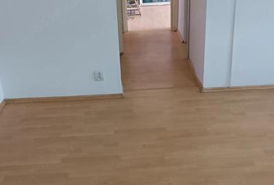 Apartament cu 3 camere semidecomandat în Micro 4