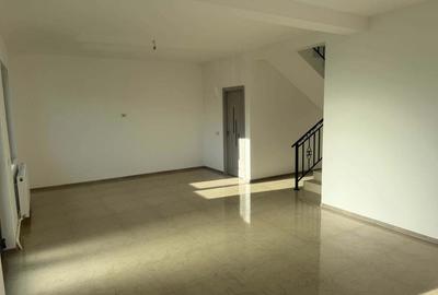 Casă cu 3 camere în Lumina