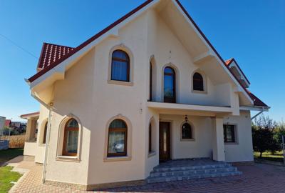 Casă individuală cu 6 camere cu Garaj în Exterior Est