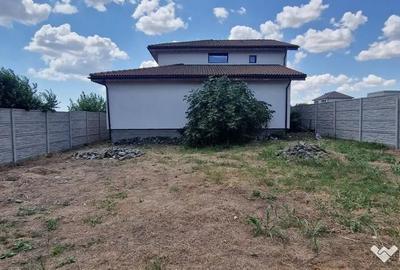 Casă cu 7 camere cu Teren 508 Mp în Central