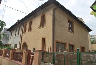 Casă cu 8 camere cu Teren 250 Mp în Domenii
