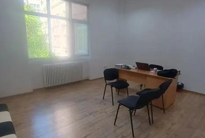 Spațiu comercial, de 2,000 mp, în Universitate