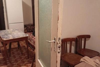 Apartament cu 2 camere semidecomandat în Sărari