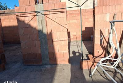 Casă cu 4 camere cu Teren 720 Mp în Fântânele