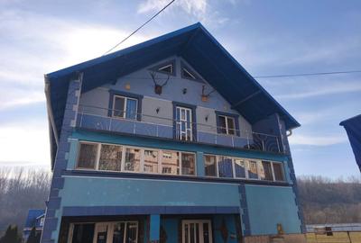 Casă individuală cu 8 camere cu Garaj în Siret