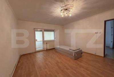 Apartament cu 3 camere decomandat în Micro 16