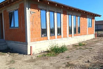 Casă cu 3 camere cu Teren 300 Mp în Central