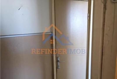 Apartament cu 3 camere semidecomandat în Câmpia Libertății