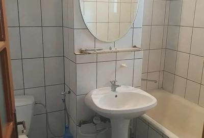 Apartament cu 3 camere semidecomandat în Micro 3