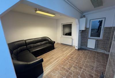 Apartament cu 3 camere semidecomandat, mobilat în Beclean