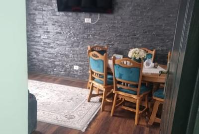 Apartament cu 3 camere decomandat, mobilat în Putna