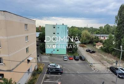 Apartament cu 3 camere semidecomandat în Plopilor