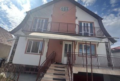 Casă cu 7 camere cu Teren 1300 Mp în Central