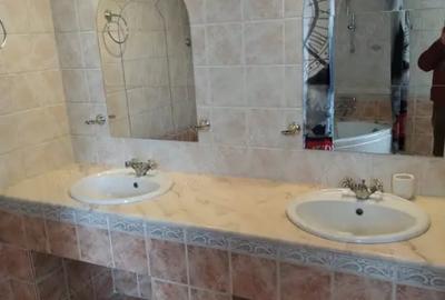 Casă cu 8 camere cu Canalizare în Central