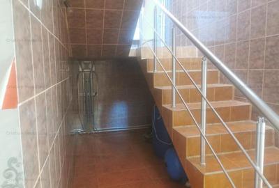 Casă cu 5 camere cu Canalizare în Central