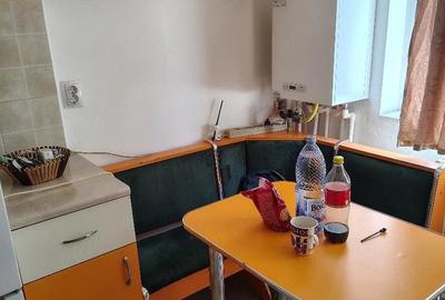 Apartament cu 3 camere semidecomandat în Micro 3 - 4
