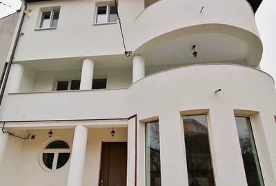Casă cu 6 camere cu Canalizare în Crângași