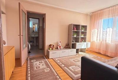 Apartament cu 3 camere semidecomandat, mobilat în Florilor
