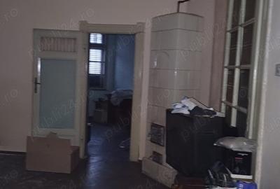 Casă cu 6 camere în Traian - 1