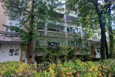 Apartament cu 4 camere decomandat în Exterior Vest