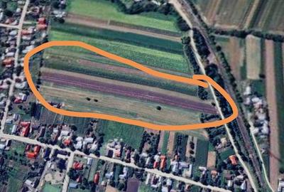 Teren de 4500 mp, în Stroiești