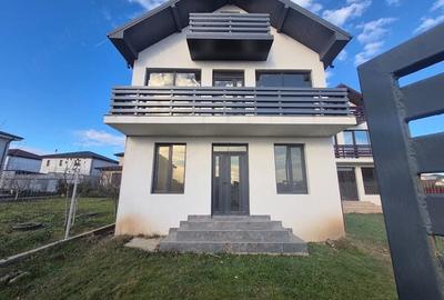 Casă cu 4 camere cu Teren 220 Mp în Exterior Vest