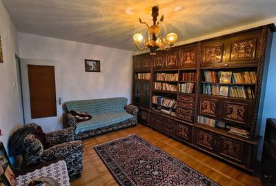 Apartament cu 3 camere decomandat în Pod