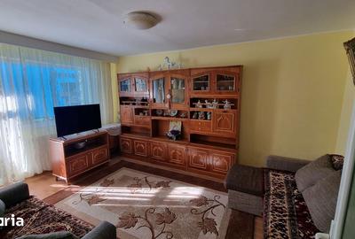Apartament cu 3 camere decomandat, mobilat în Sud