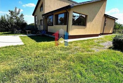 Casă cu 4 camere în Lacu Sărat
