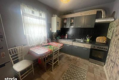 Casă cu 4 camere cu Teren 380 Mp în Romanești