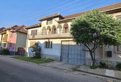 Casă cu 7 camere cu Teren 2000 Mp în Poienii de Jos
