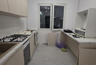 Apartament cu 3 camere semidecomandat în Bucur Obor