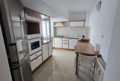Apartament cu 4 camere semidecomandat în Unirii