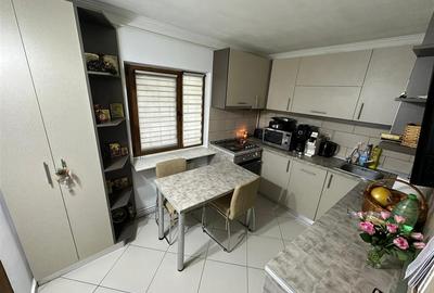 Apartament cu 4 camere decomandat, mobilat în Nicolina